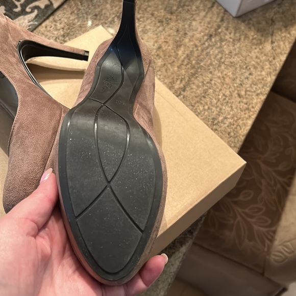 MARC FISHER Tan Heels Size 9.5. Worn a handful of times - Picture 5 of 8